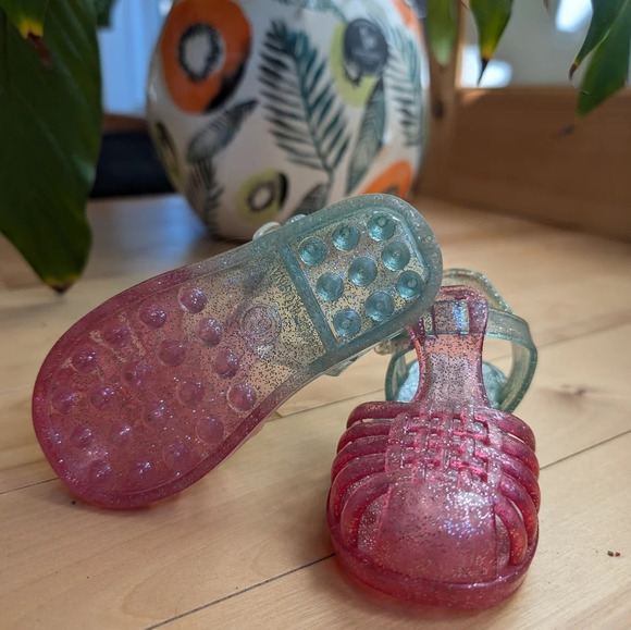 Old Navy Sandals Size 6 for Toddlers - Picture 2 of 3